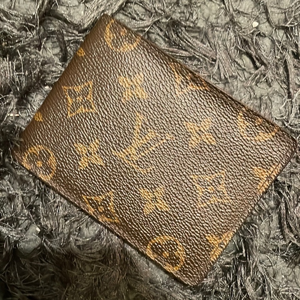 Basically new Louis Vuitton wallet, very well taken care of and yes it’s authent